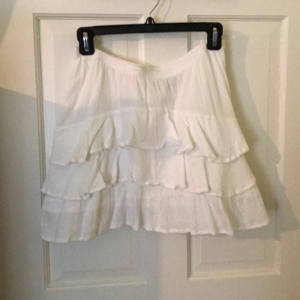 Cute White ruffled mini skirt